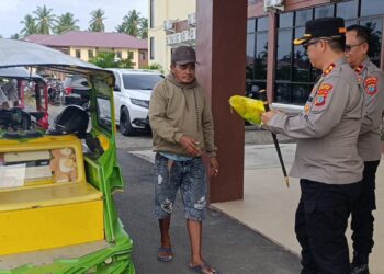 Sentuhan Humanis AKBP Golfried Hasiholan, Berbagi Berkah Ramadhan Dengan Sopir Bentor
