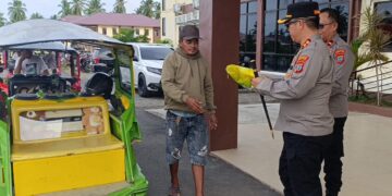 Sentuhan Humanis AKBP Golfried Hasiholan, Berbagi Berkah Ramadhan Dengan Sopir Bentor