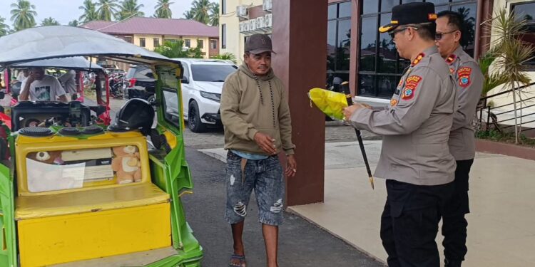 Sentuhan Humanis AKBP Golfried Hasiholan, Berbagi Berkah Ramadhan Dengan Sopir Bentor