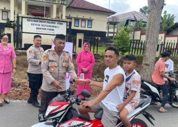 Menebar Berkah di Bulan Suci, Polsek Passi Bagikan Takjil untuk Masyarakat