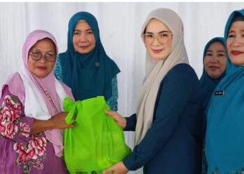 Rosita Pobela Salurkan Bansos di Peringatan HKG PKK ke-54