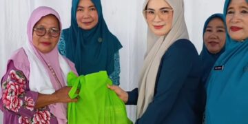 Rosita Pobela Salurkan Bansos di Safari Ramadhan Kecamatan Motongkad