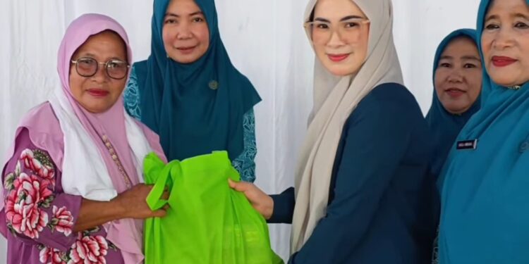 Rosita Pobela Salurkan Bansos di Peringatan HKG PKK ke-54
